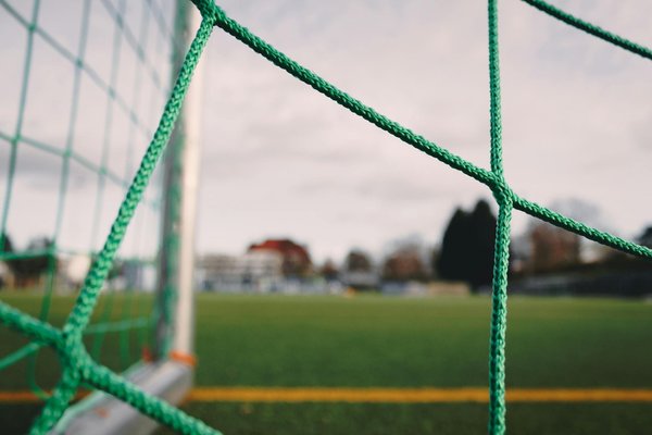 Comment les clubs de football peuvent-ils structurer des programmes de développement des compétences cognitives pour les jeunes joueurs?